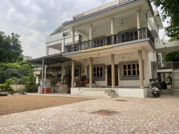 Luxurious 6 Bed Bungalow in Ahmedabad, India