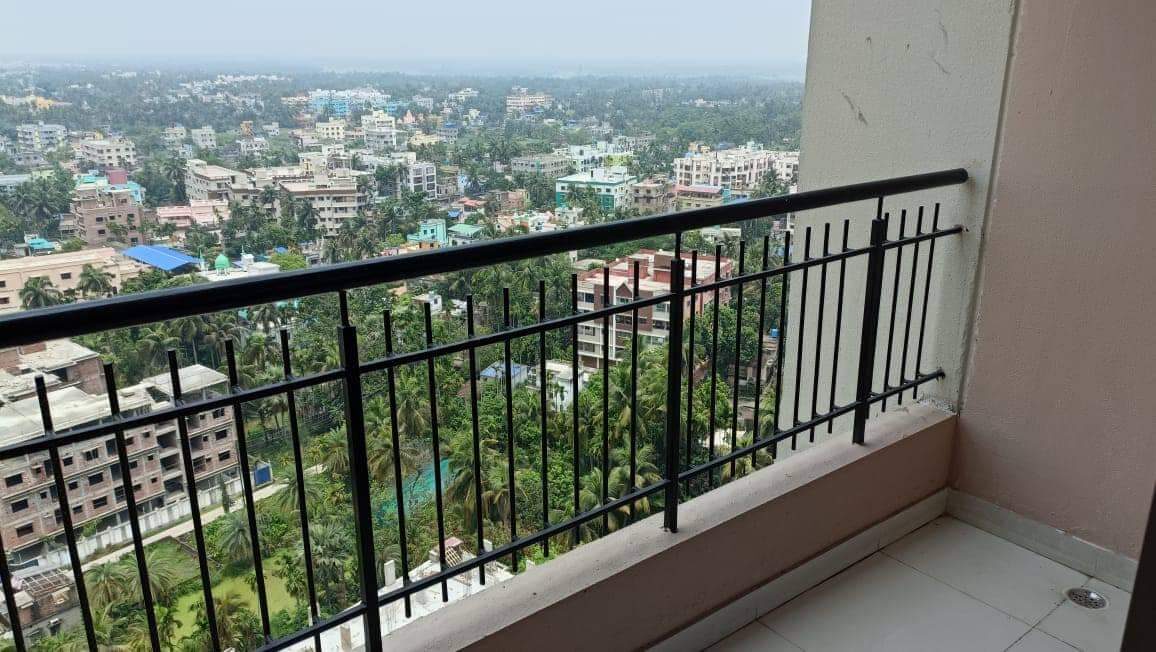 High rise property 3 Beds with covered car parking