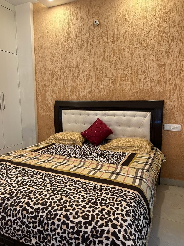 ro3 Residential/ Commercial/Flats 2BHK,3BHK / VILLAS PLOTS/ KOTHIS Purchase in Chandigarh