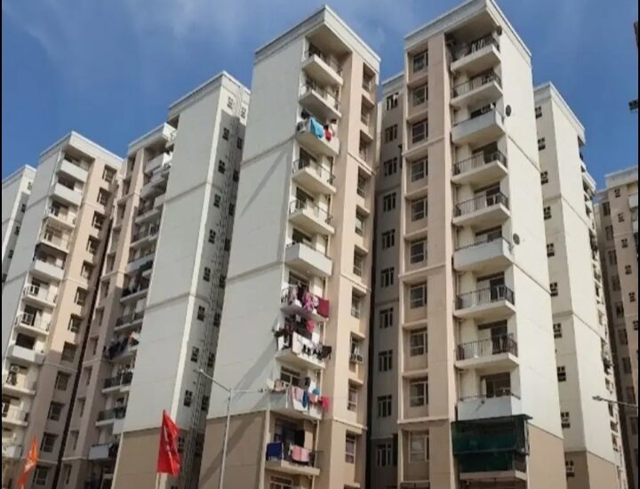 1400sqft, Flat in Greater Noida for Rent.