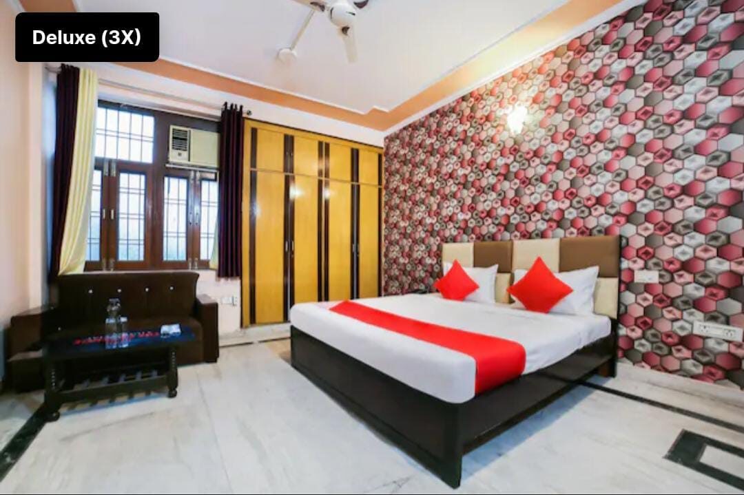 11 BHK 300 M Kothi for Sale in Noida.