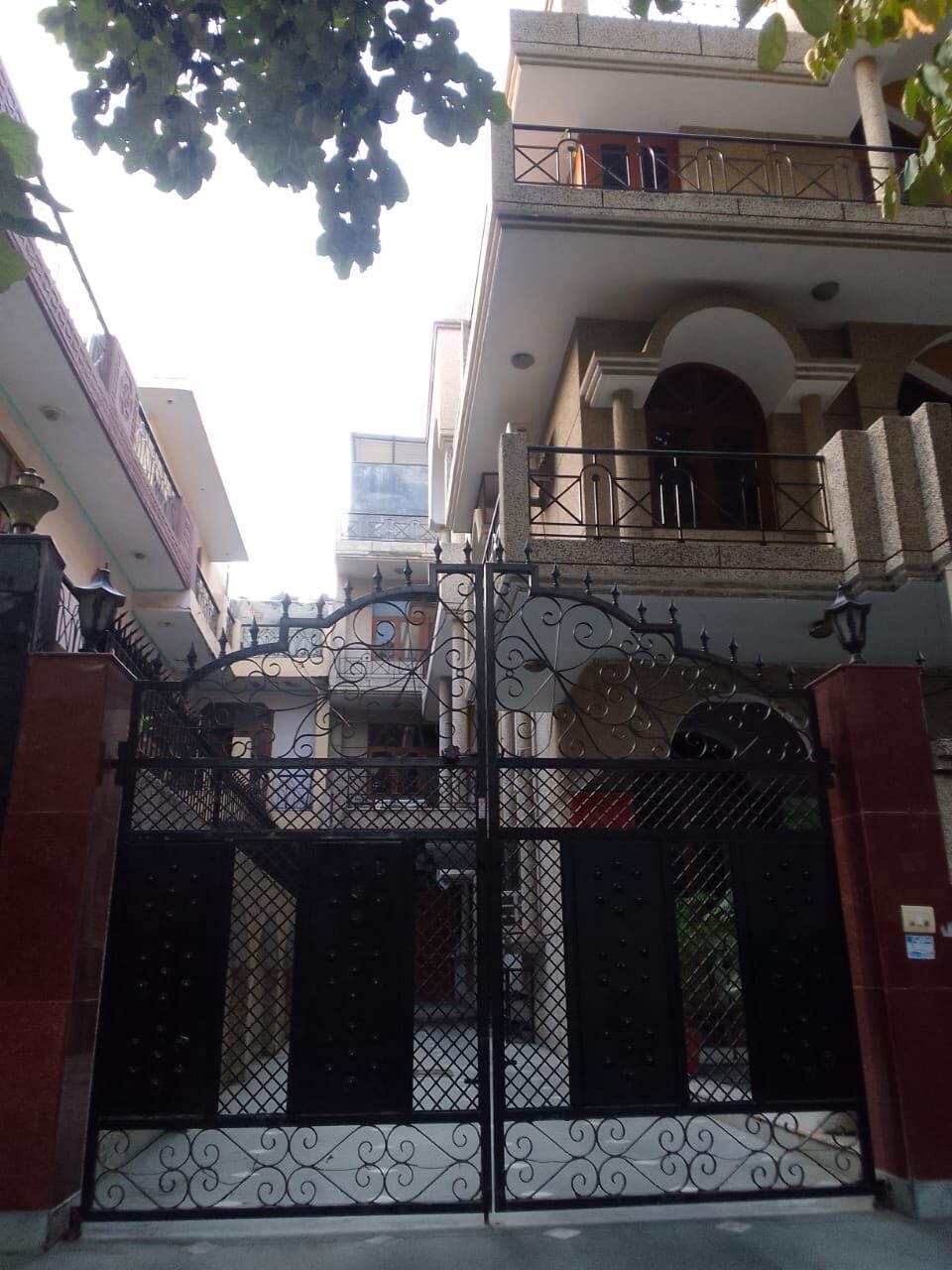 MO 6 BHK 300 M KOTHI FOR SALE IN Noida