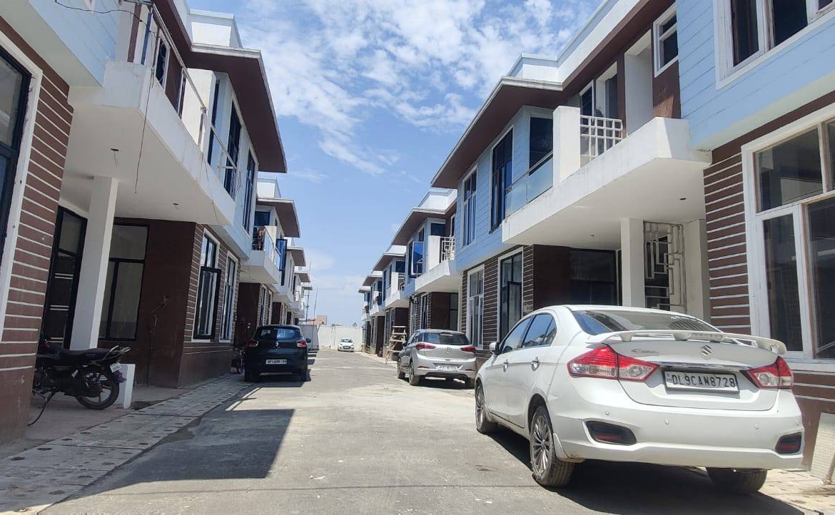 4 Beds Duplex luxury villa for Sale in Noida