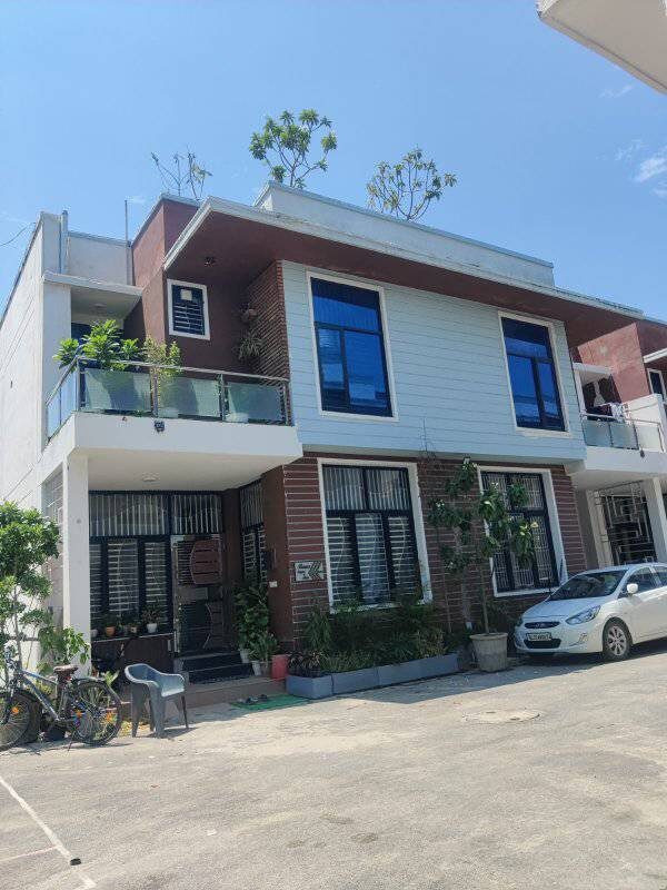 4 Beds Duplex luxury villa for Sale in Noida