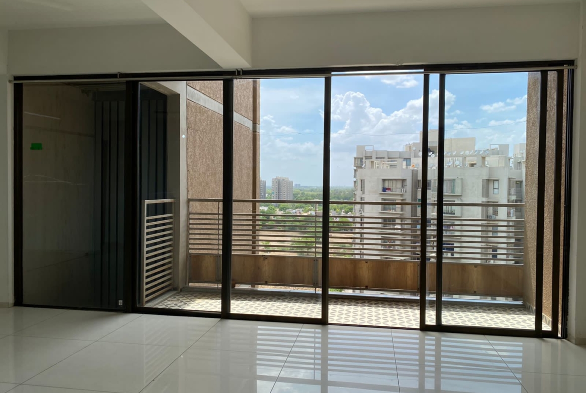 3 Beds Flat for Sale in Ahmedabad, Gujarat
