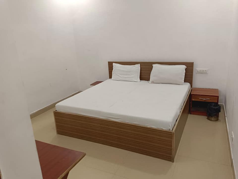 PG rooms available with best price AC and Non AC in Noida, UP