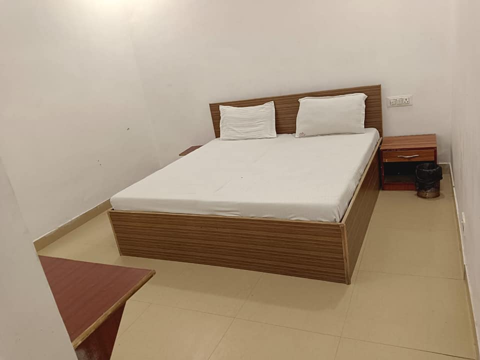 PG rooms available with best price AC and Non AC in Noida, UP