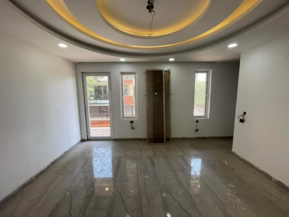 Newly built 3 Bedrooms, 3 Baths, Premium Builder Floor available for sale in Greenfields Colony, Faridabad.