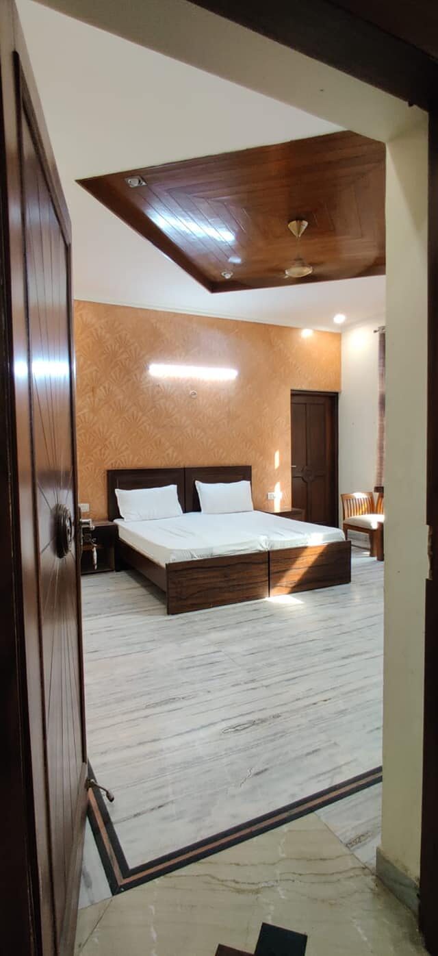 Unisex PG in sector 61 Noida