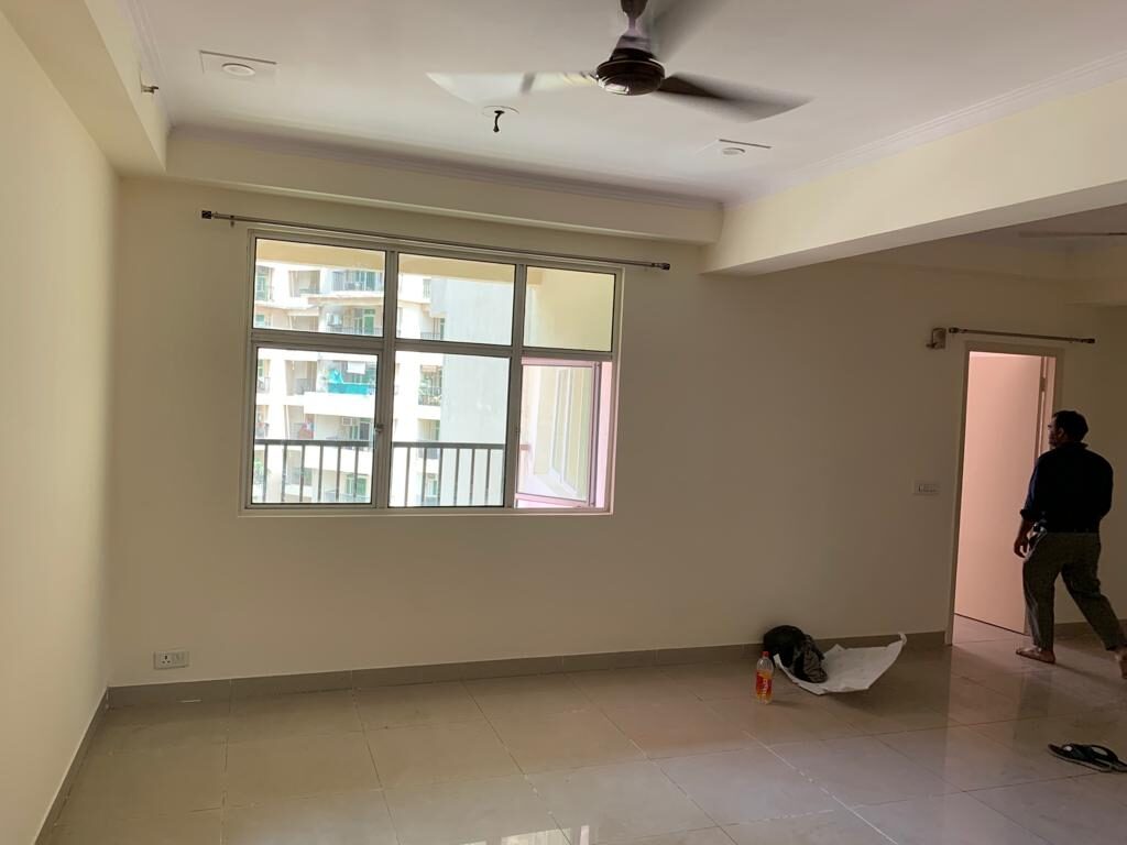 !…3 Beds 3 Baths Flat.. for.. Sale .. !! in Noida