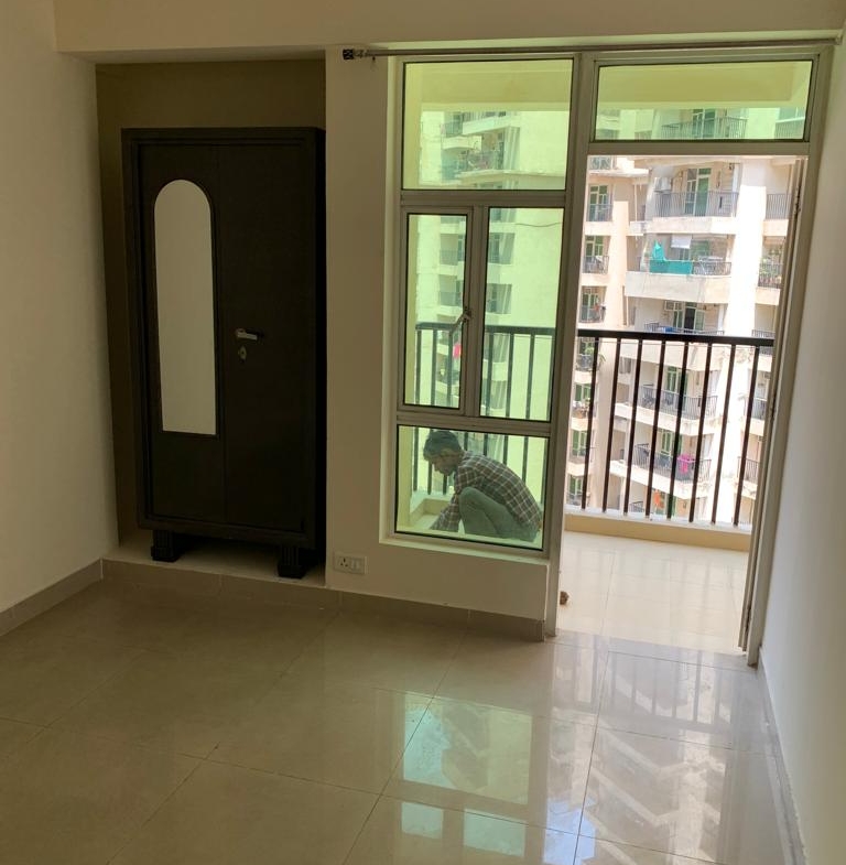 !…3 Beds 3 Baths Flat.. for.. Sale .. !! in Noida
