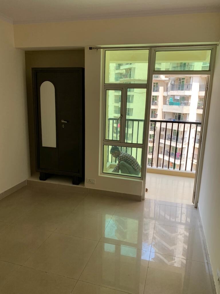 pk5 !…3 Beds 3 Baths Flat.. for.. Sale .. !! in Noida
