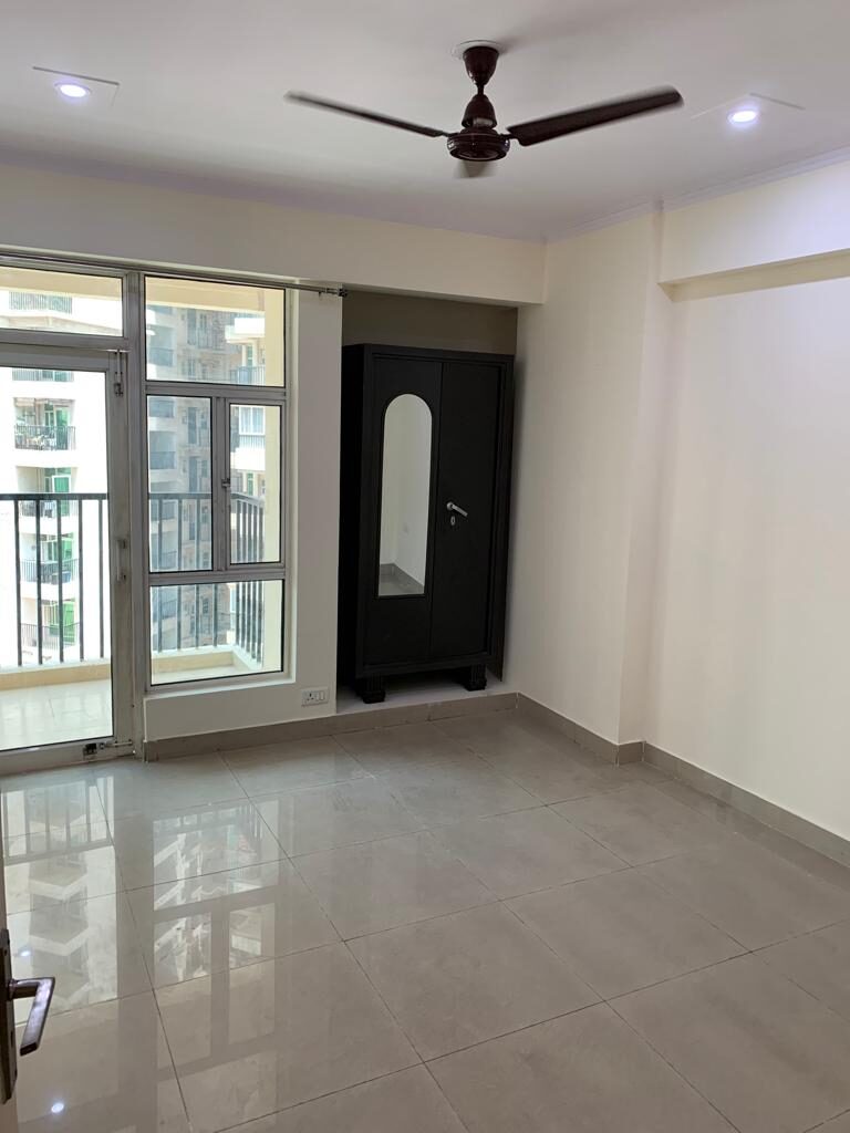 !…3 Beds 3 Baths Flat.. for.. Sale .. !! in Noida