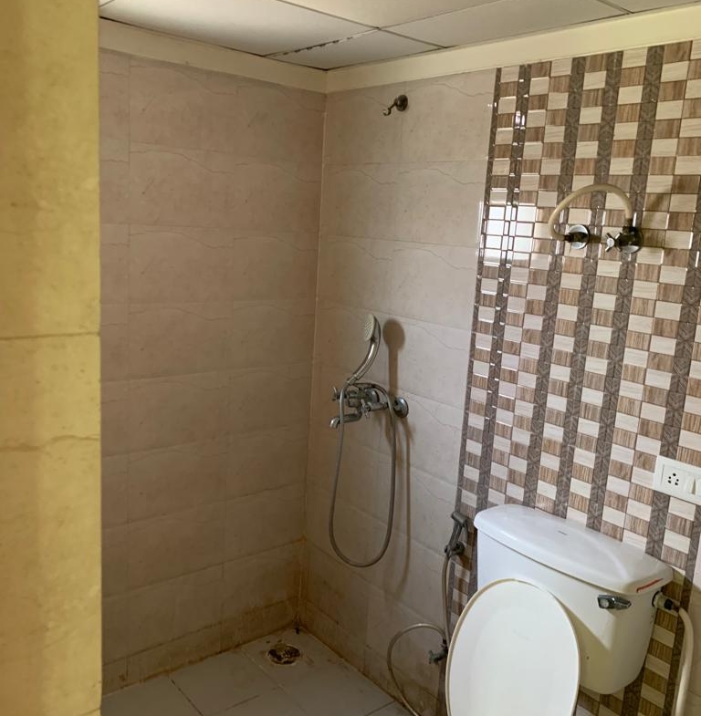 !…3 Beds 3 Baths Flat.. for.. Sale .. !! in Noida