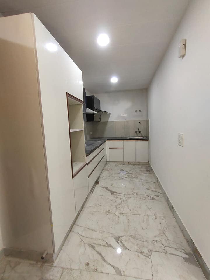 tr 3 Beds SEMI FURNISHED available for rent in Saket