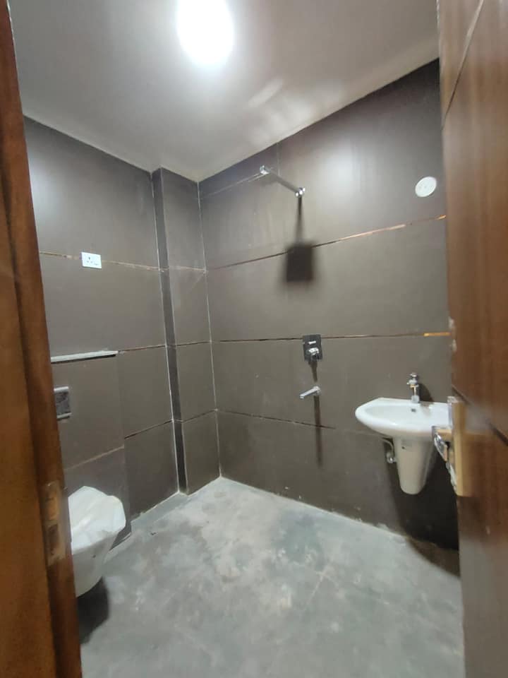 tr5 3 Beds SEMI FURNISHED available for rent in Saket