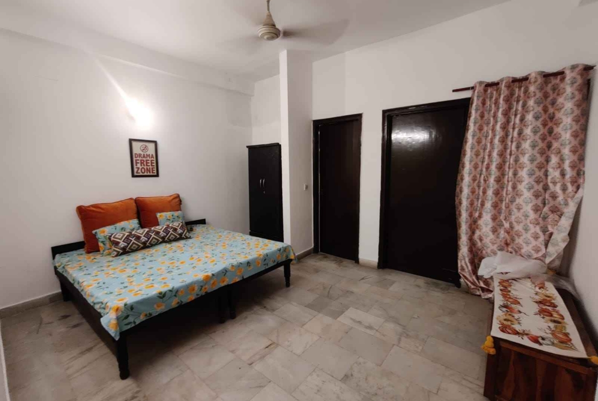 3 Beds FURNISHED FLAT AVAILABLE FOR BOYS near Saket Metro station in Delhi