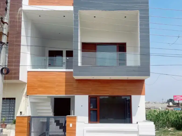 3 Bds – 3 Ba – 900 ft2 3BHK INDEPENDENT HOUSE ON CHANDIGARH ROAD