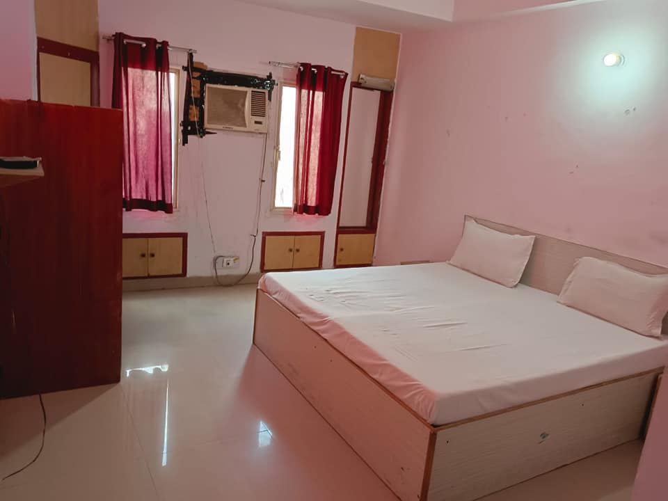 PG rooms available sharing or without sharing nearby sector 62 Noida, UP