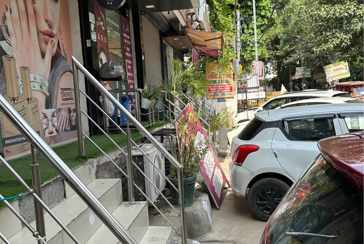 1 Room 1 bath – Shop for Rent in Rohini, Delhi