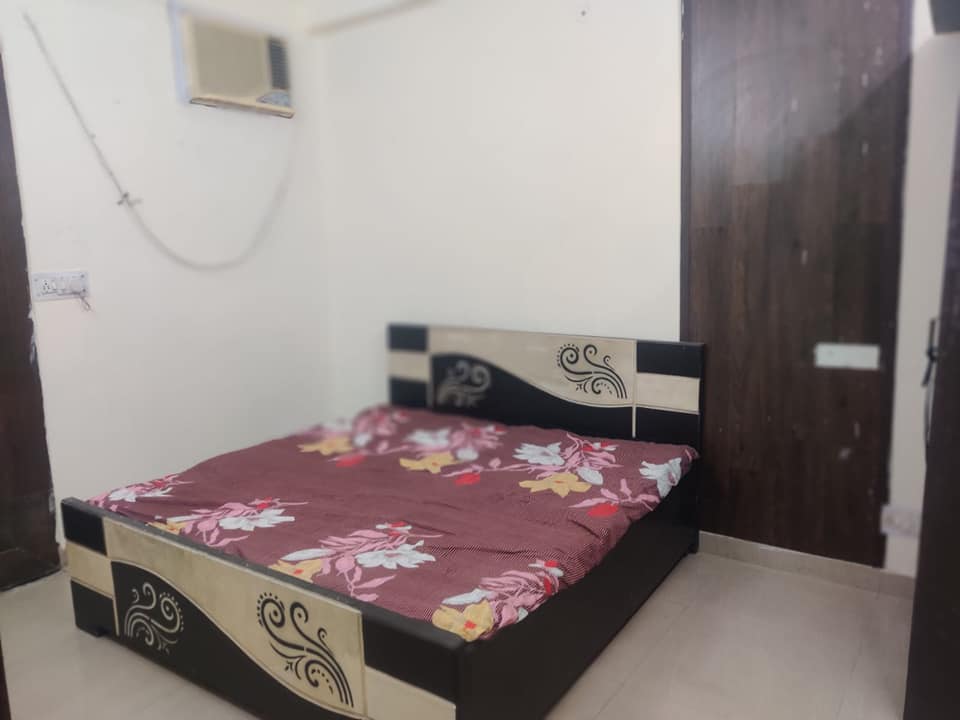 3rd floor 1Bed Hall Kitchen Fully furnished without Lift for Rent in Kalkaji Delhi