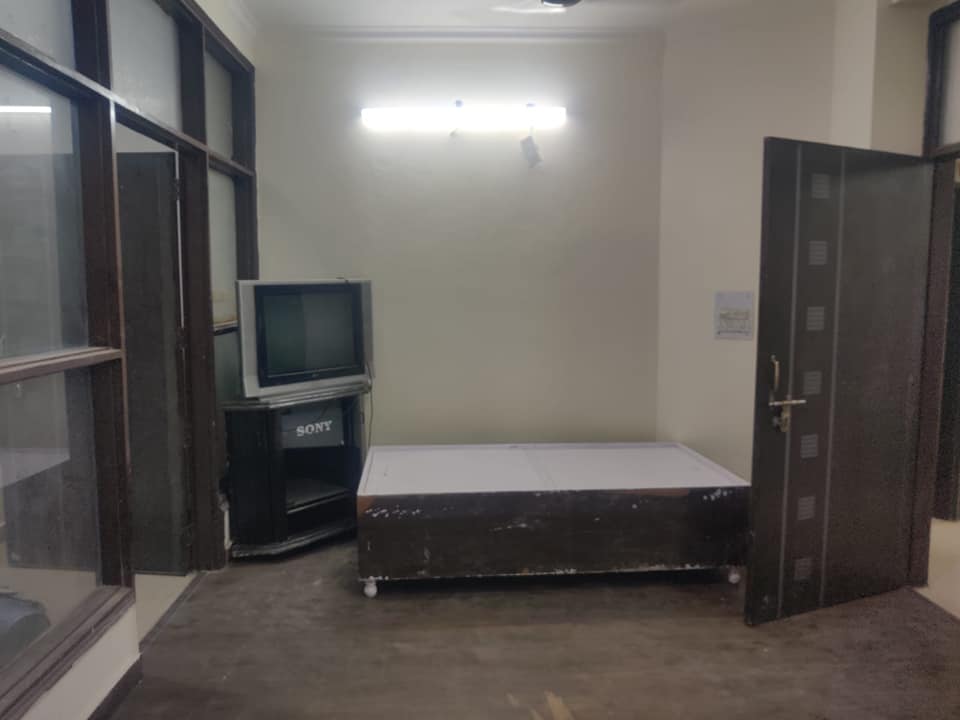 3rd floor 1Bed Hall Kitchen Fully furnished without Lift for Rent in Kalkaji Delhi