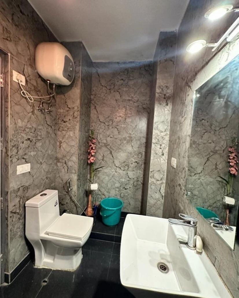 bc BRAND NEW 1 ROOM LEFT IN 3 BHK FURNISHED FLAT NEAR SAKET METRO DELHI
