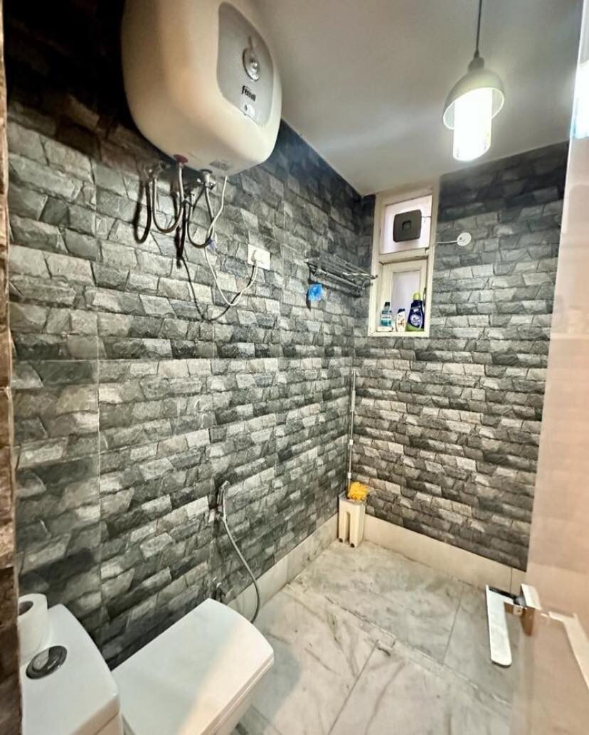 bc4 BRAND NEW 1 ROOM LEFT IN 3 BHK FURNISHED FLAT NEAR SAKET METRO DELHI