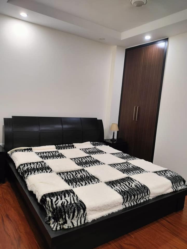 3 Beds 3 Baths Ready to move flat for rent in Lajpath Nagar. Delhi