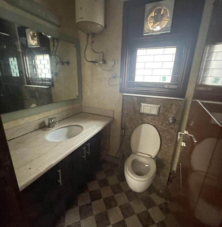 Semi-Furnished- 3 beds 3 baths – Flat for Rent in Delhi