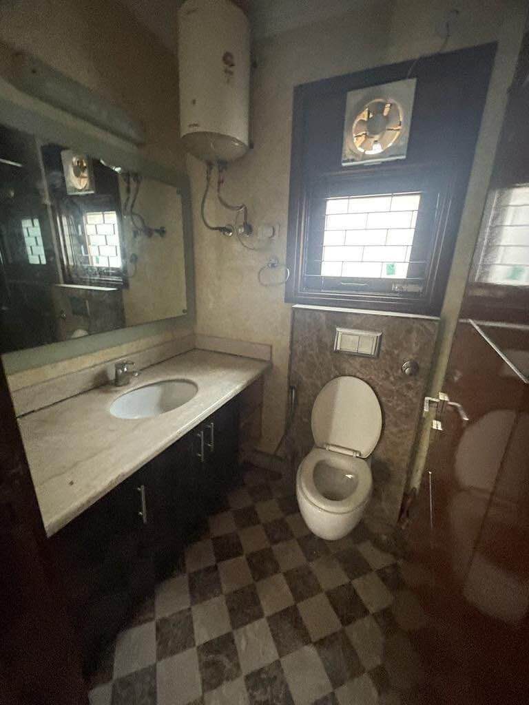 Semi-Furnished- 3 beds 3 baths – Flat for Rent in Delhi
