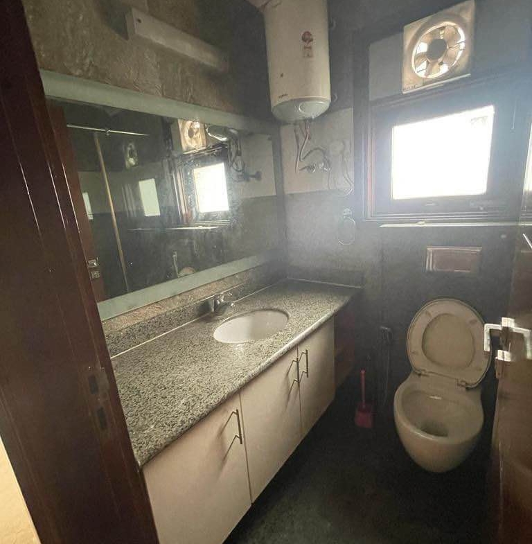 Semi-Furnished- 3 beds 3 baths – Flat for Rent in Delhi