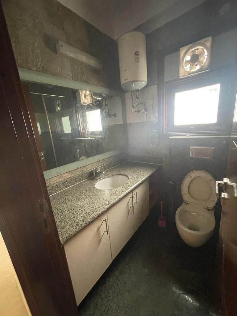 Semi-Furnished- 3 beds 3 baths – Flat for Rent in Delhi