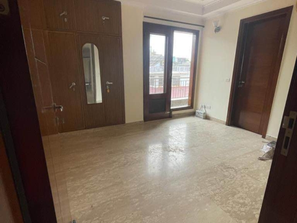 Semi-Furnished- 3 beds 3 baths – Flat for Rent in Delhi