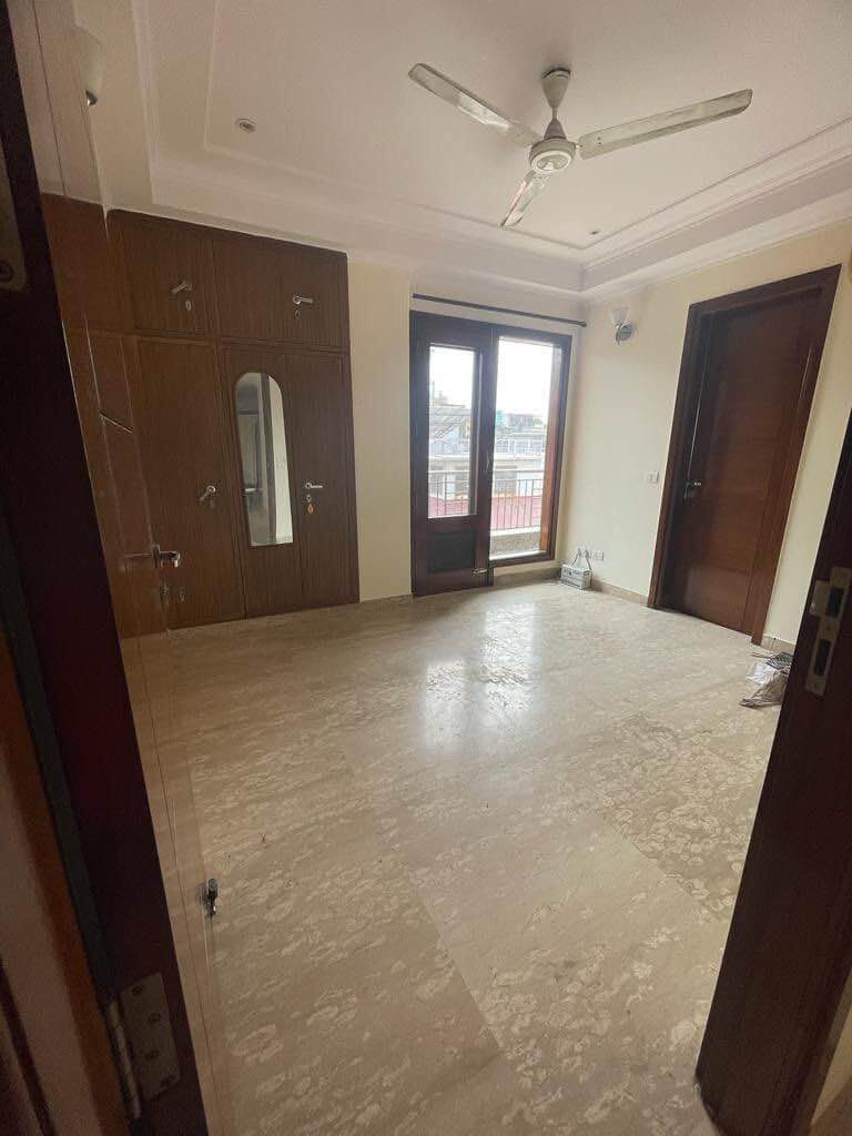 Semi-Furnished- 3 beds 3 baths – Flat for Rent in Delhi
