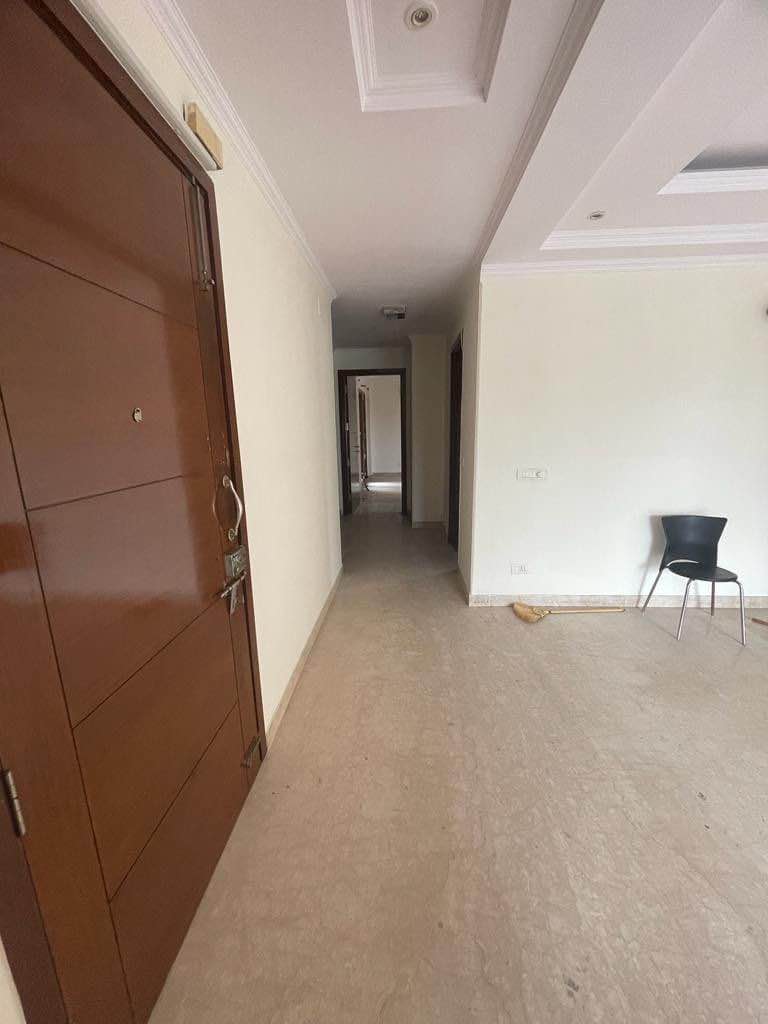 Semi-Furnished- 3 beds 3 baths – Flat for Rent in Delhi