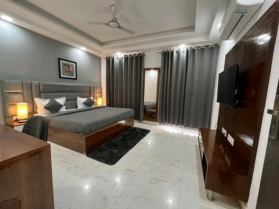 3BEDS FLAT FOR RENT IN SAKET AREA