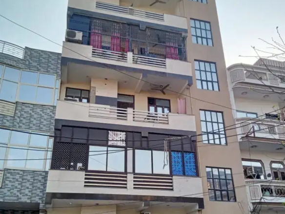 2 Bds – 1 Ba – 800 ft2 100 SQ Yard flat with car parking and Lift Ghantaghar Ghaziabad