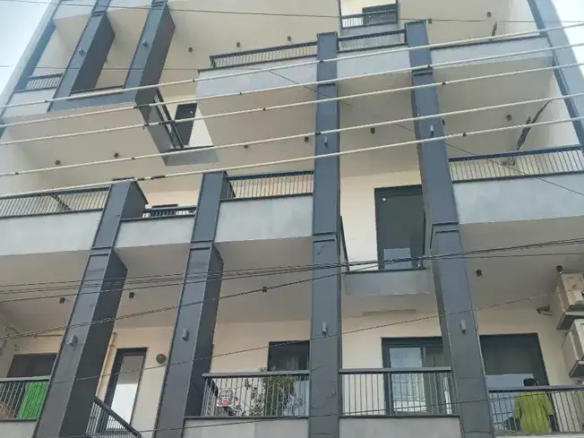 3 Bds – 4 Ba – 270 ft2 Builder floor for sale