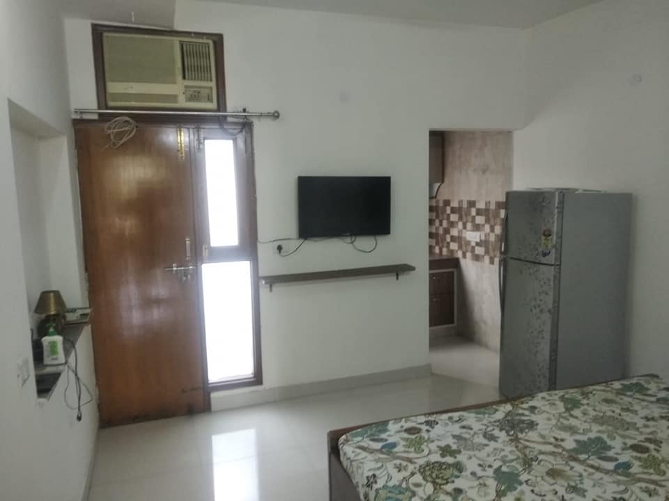 ONLY FOR GIRLS 1Bed 1Bath flat Fully Furnished in Saket, Delhi