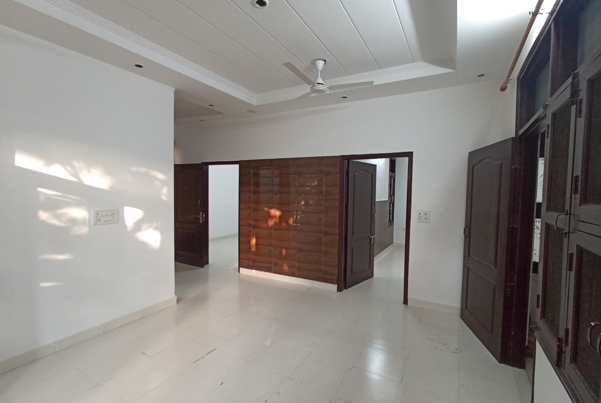 2 Beds 1 Bath and 4 Beds 3 Baths Builder floors for Sale in Dwarka, Delhi