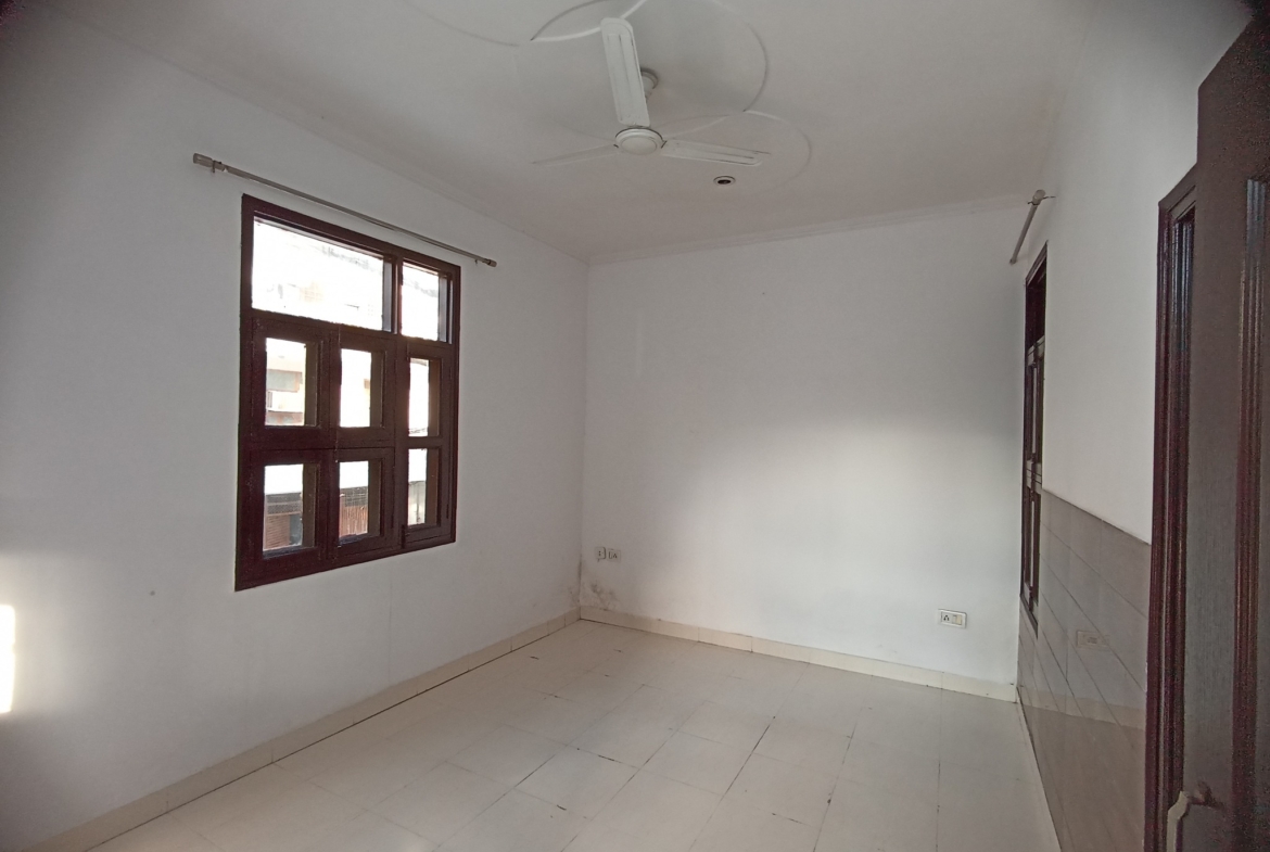 2 Beds 1 Bath and 4 Beds 3 Baths Builder floors for Sale in Dwarka, Delhi