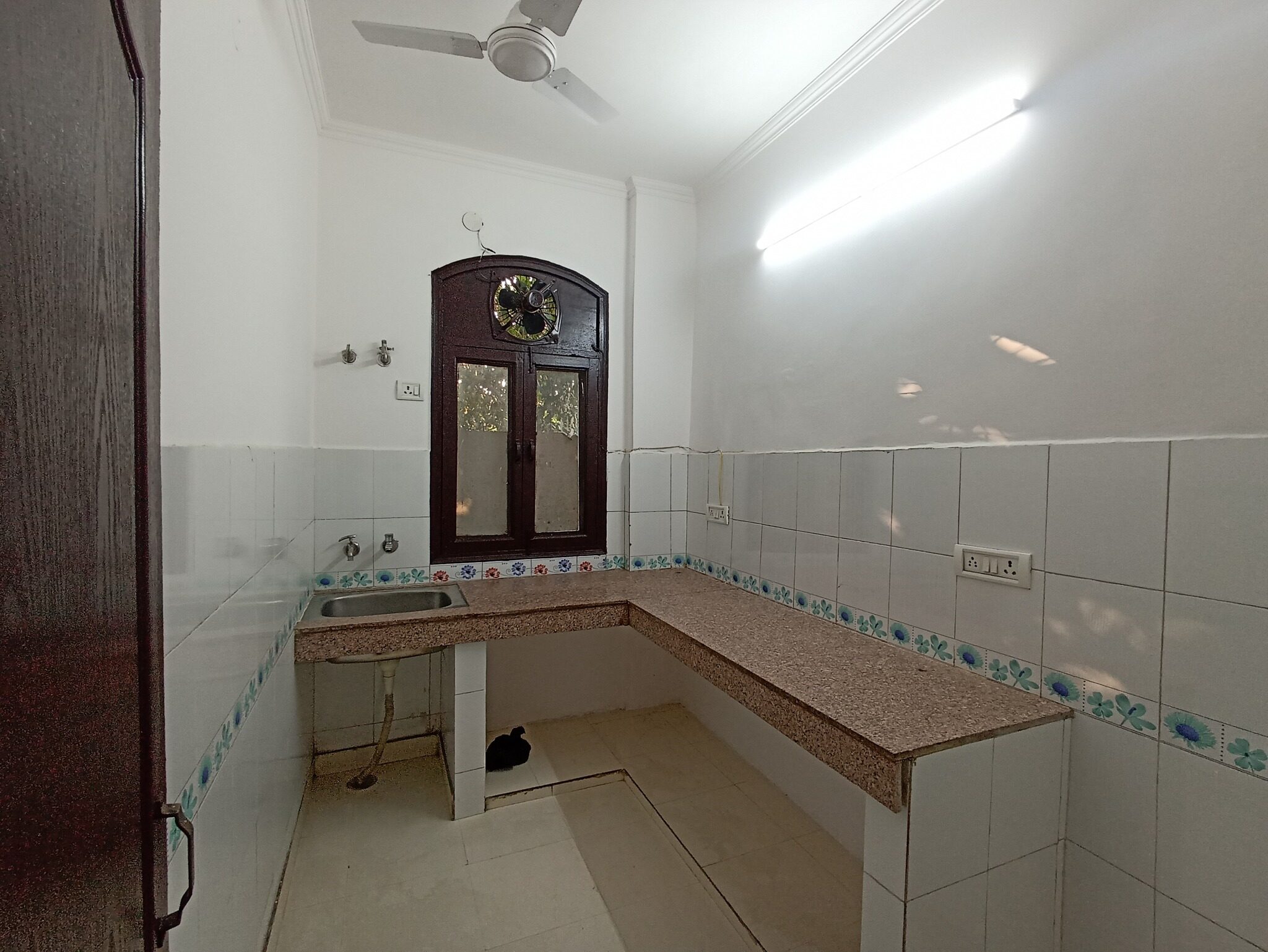 2 Beds 1 Bath and 4 Beds 3 Baths Builder floors for Sale in Dwarka, Delhi