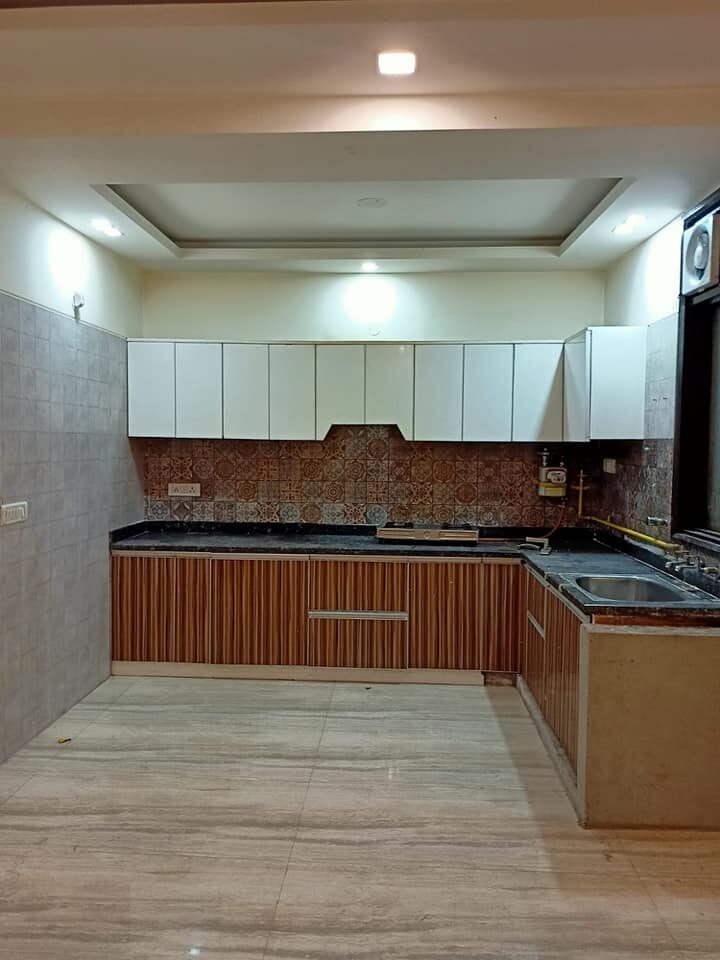 po 4 beds semi furnished flat available for rent in Saket, Delhi