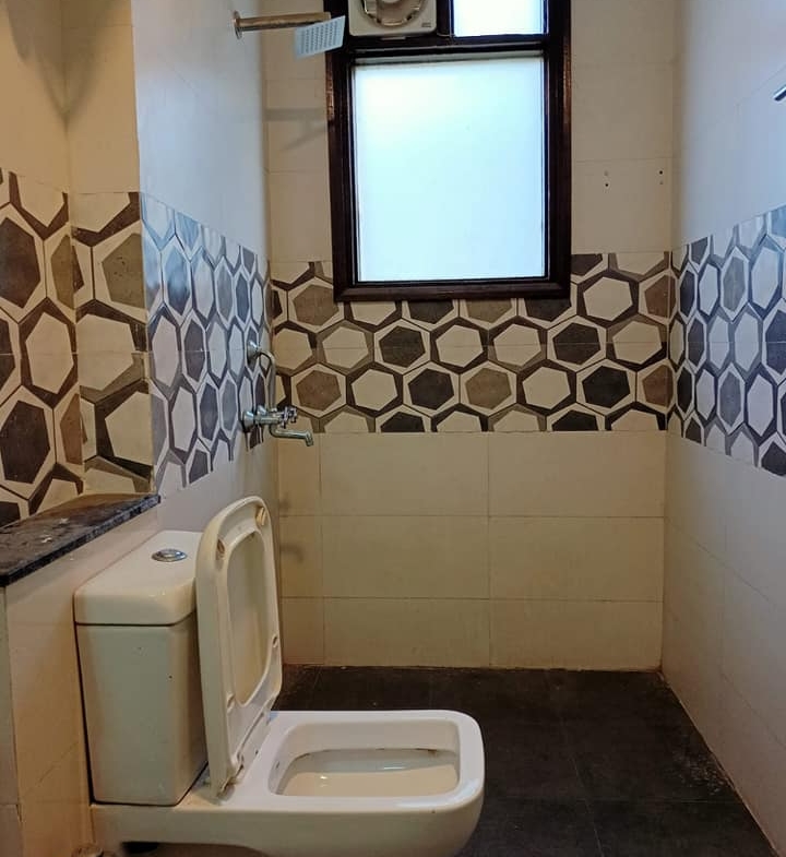 4 beds semi furnished flat available for rent in Saket, Delhi