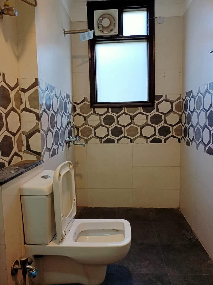 po4 4 beds semi furnished flat available for rent in Saket, Delhi