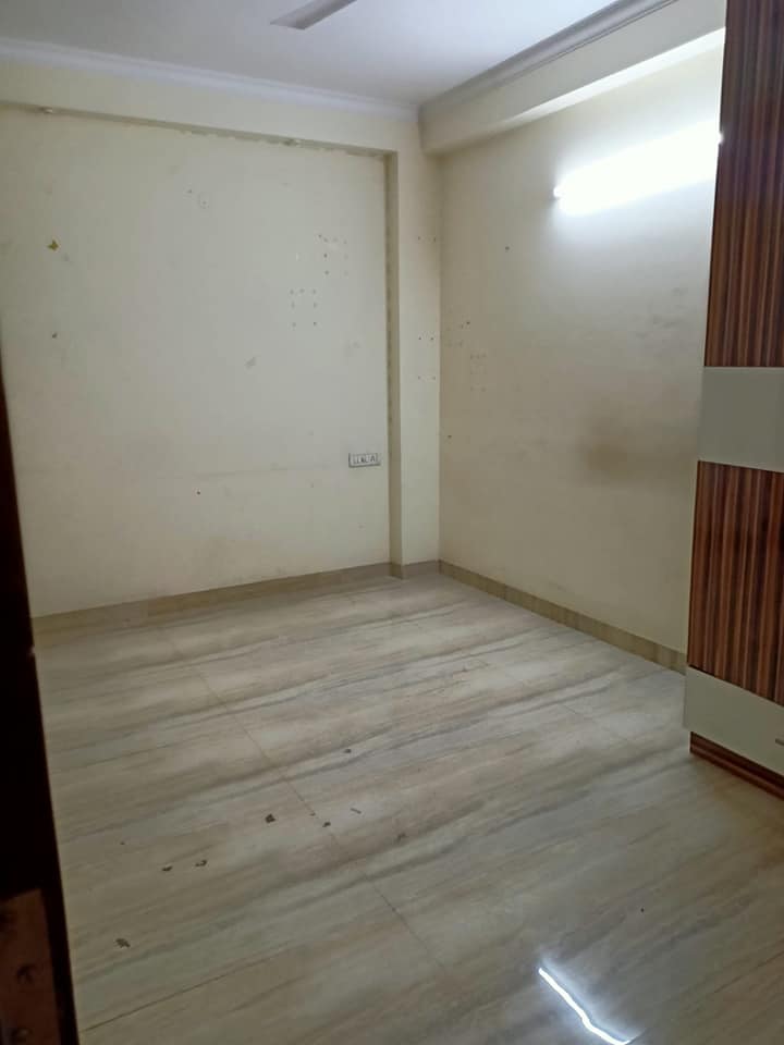 po5 4 beds semi furnished flat available for rent in Saket, Delhi