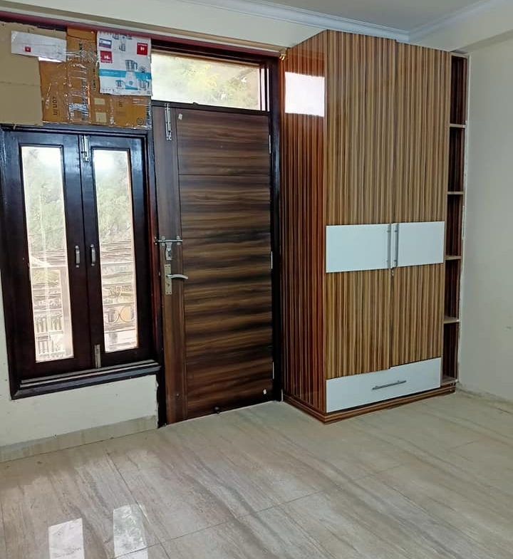 4 beds semi furnished flat available for rent in Saket, Delhi