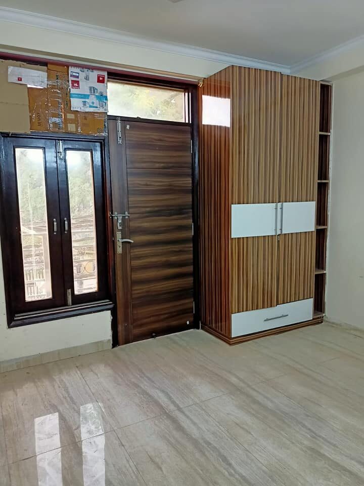 po6 4 beds semi furnished flat available for rent in Saket, Delhi