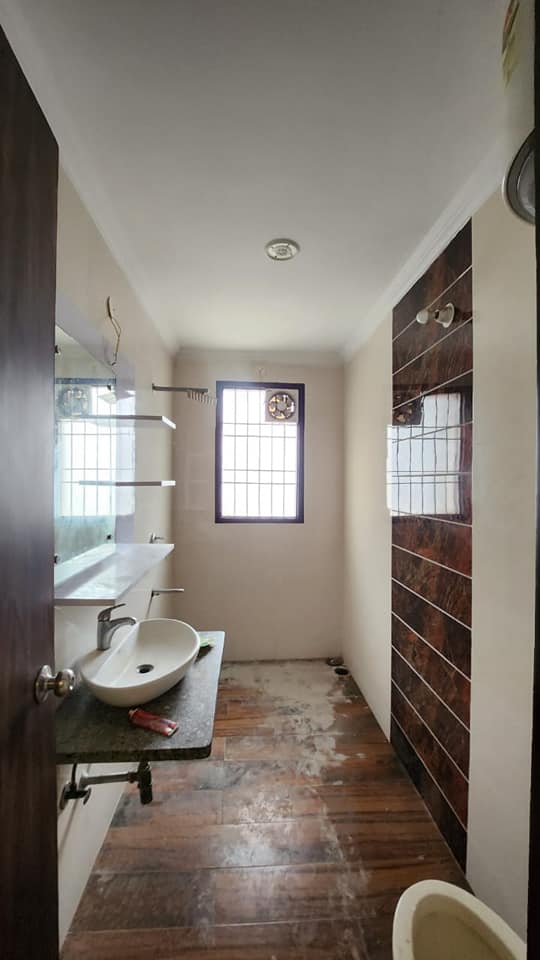 3 Beds 3 Baths Semi furnished a brand new flat available for rent in Saket, Delhi